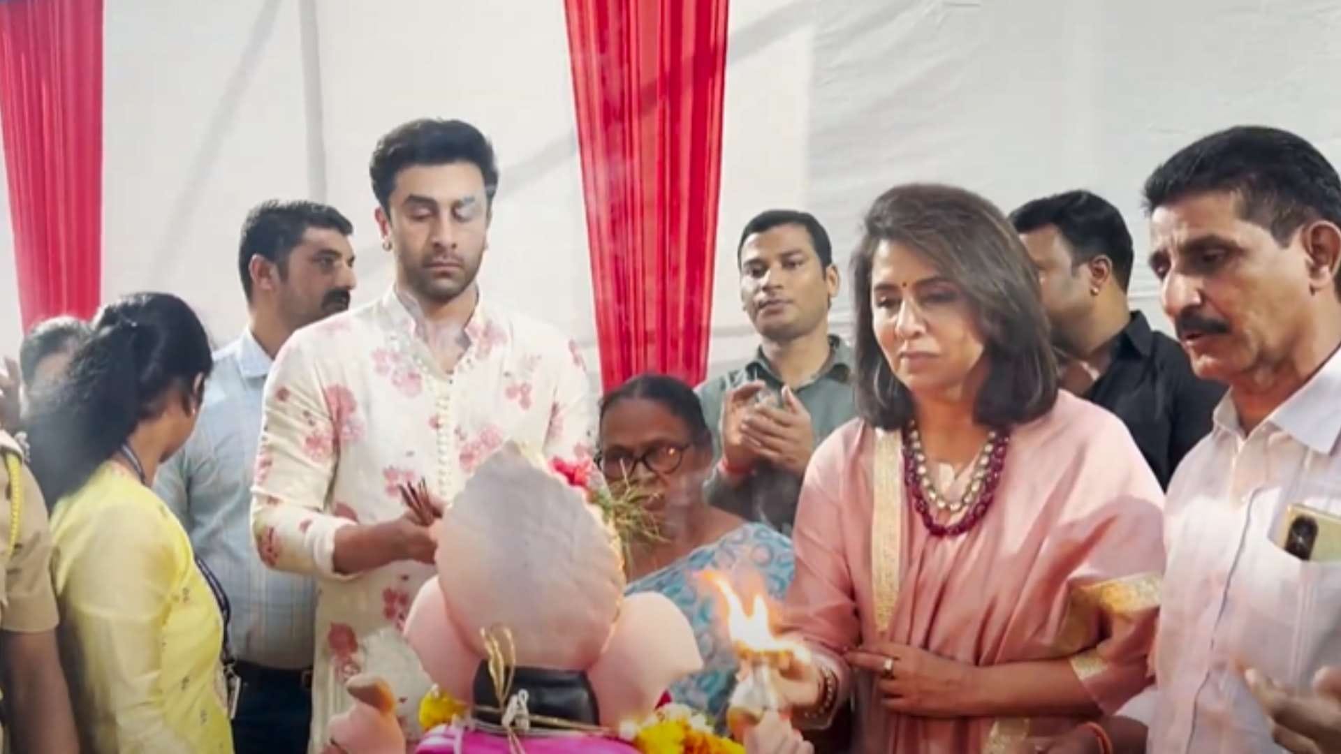 RANBIR KAPOOR WITH MOTHER FOR GANPATI AARTI and VISARJAN in mumbai photos goes viral