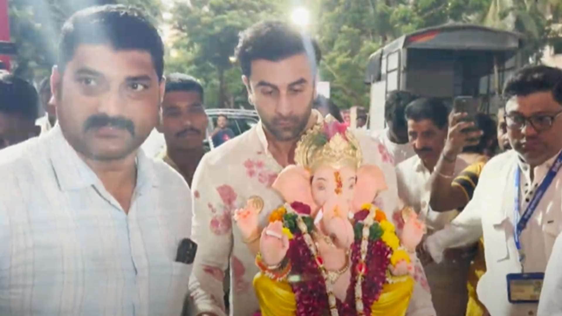 RANBIR KAPOOR WITH MOTHER FOR GANPATI AARTI and VISARJAN in mumbai photos goes viral