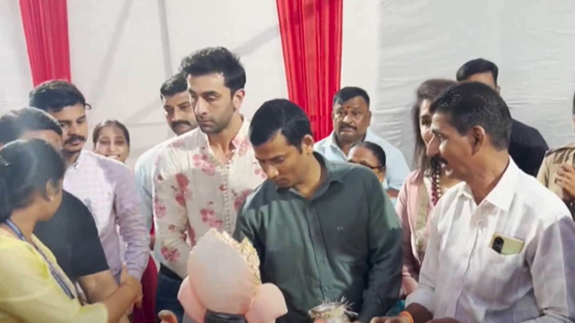 RANBIR KAPOOR WITH MOTHER FOR GANPATI AARTI and VISARJAN in mumbai photos goes viral