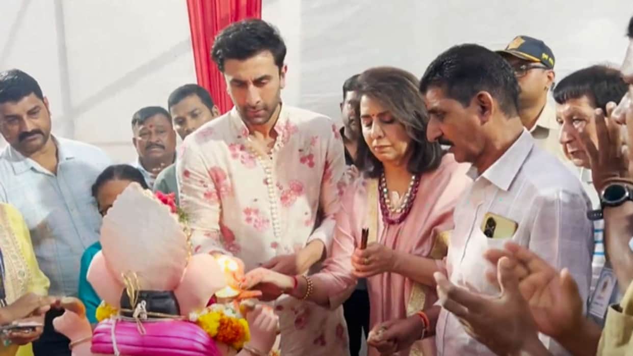 RANBIR KAPOOR WITH MOTHER FOR GANPATI AARTI and VISARJAN in mumbai photos goes viral