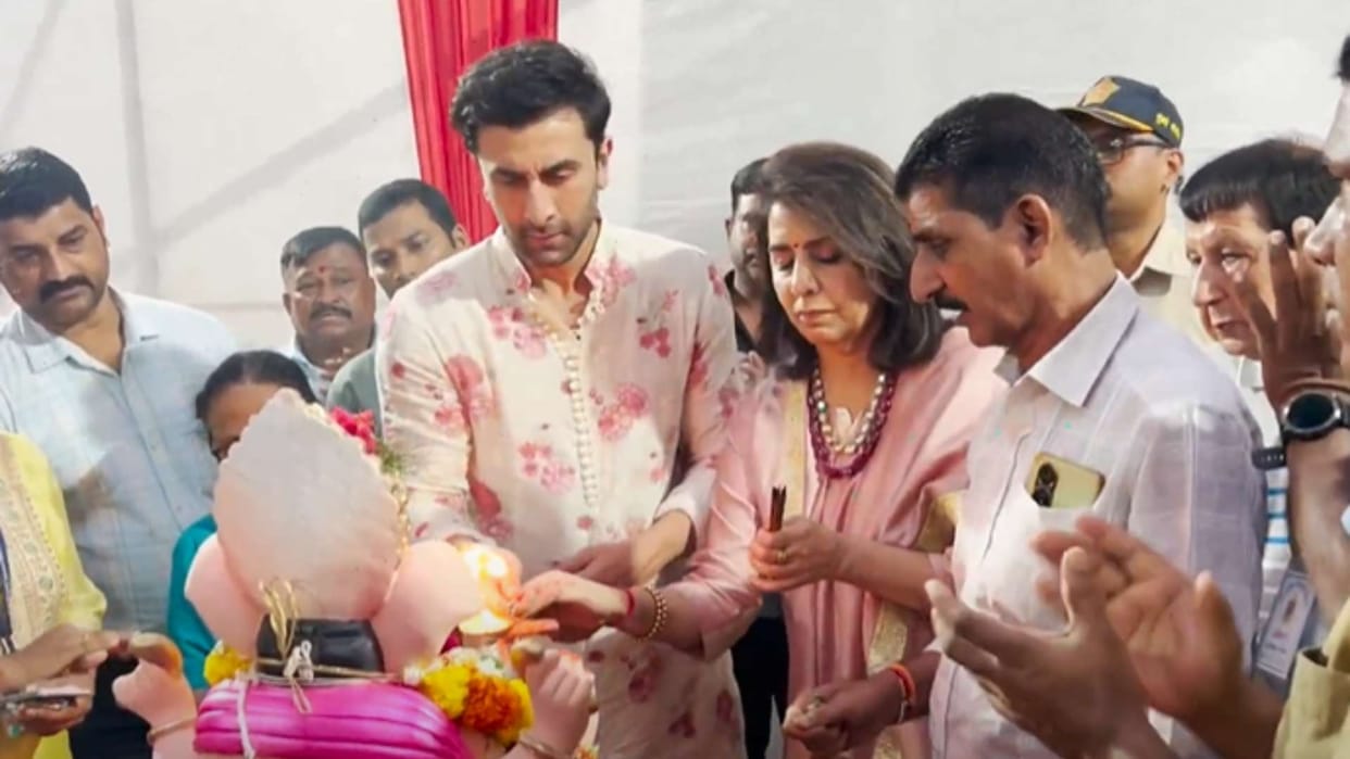RANBIR KAPOOR WITH MOTHER FOR GANPATI AARTI and VISARJAN in mumbai photos goes viral