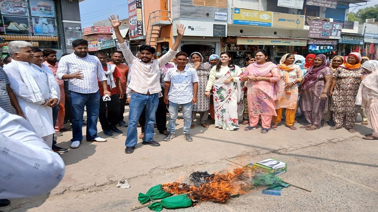 Supporters of MLA Laxman Napa burnt the effigy of BJP candidate Sunita Duggal.