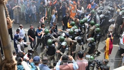 Sanjauli Mosque Dispute: शिमला में प्रदर्शन बेकाबू, पुलिस का लाठीचार्ज, पानी की बौछारें, देखिए तस्वीरें Himachal Shimla Masjid Controversy Protest Hindu Organizations Sanjauli Mosque Dispute