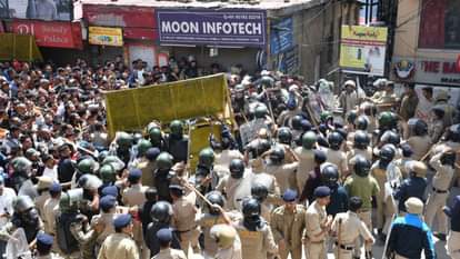 संजौली में प्रदर्शनकारियों को रोकती पुलिस।