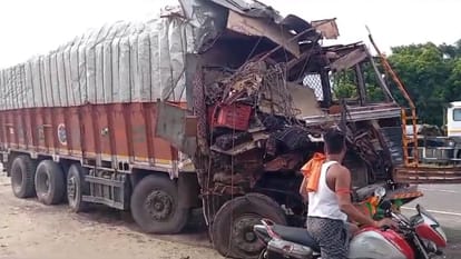 Two trucks colloid in Maholi Sitapur.