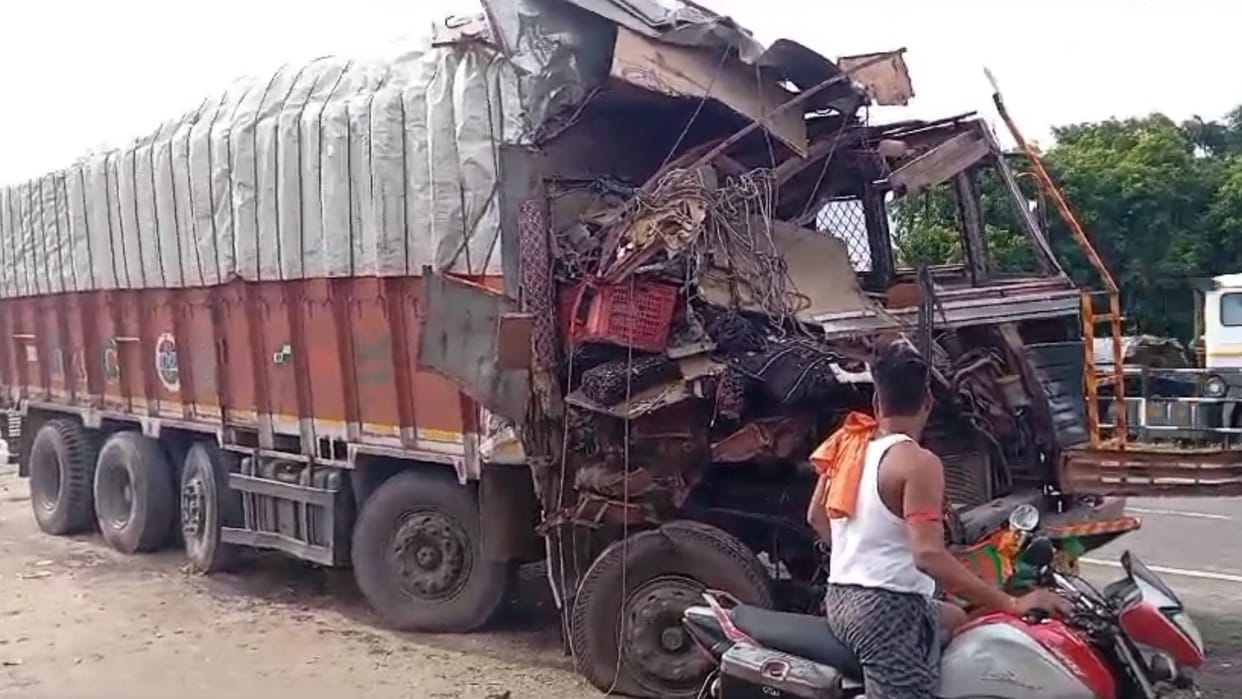 Two trucks colloid in Maholi Sitapur.