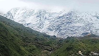 First snowfall of the season in Badrinath-Kedarnath Watch Photos Uttarakhand News