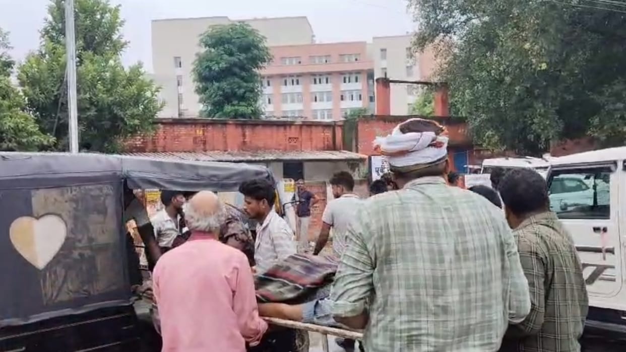 Sultanpur: A man falls down from train and died.
