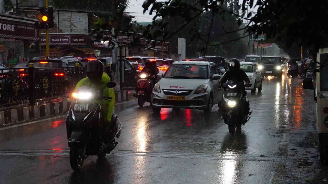 Uttarakhand Weather Flood situation created due to rain in an hour Dehradun two teenage girls were washed away