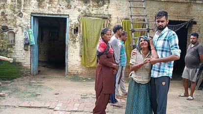 UP News: In a dispute over two bighas of land, younger brother was cut with a weapon, mother also attacked