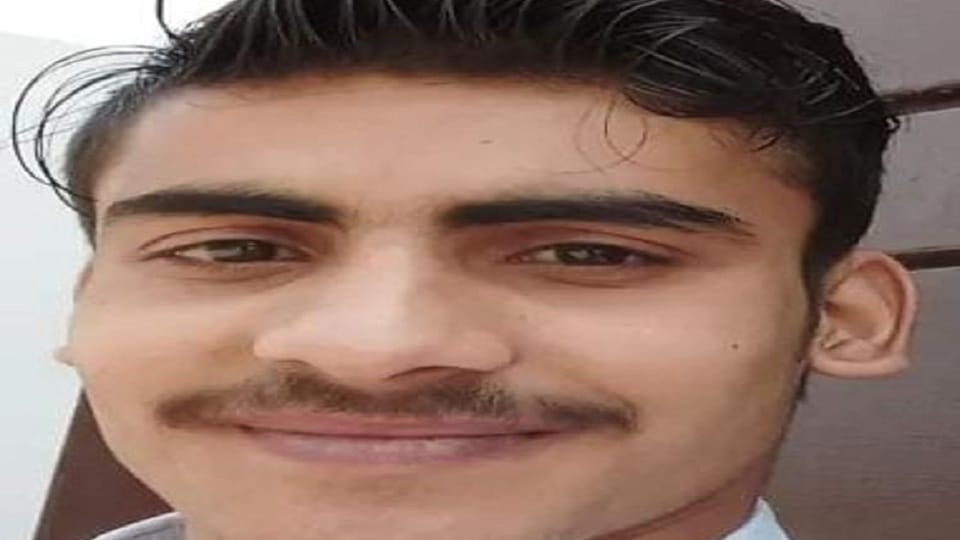 UP News: In a dispute over two bighas of land, younger brother was cut with a weapon, mother also attacked
