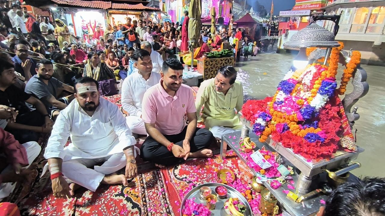 Haridwar News Rajasthan MLA Ravindra Singh Bhati reached Hari ki pauri and Offer Ganga aarti