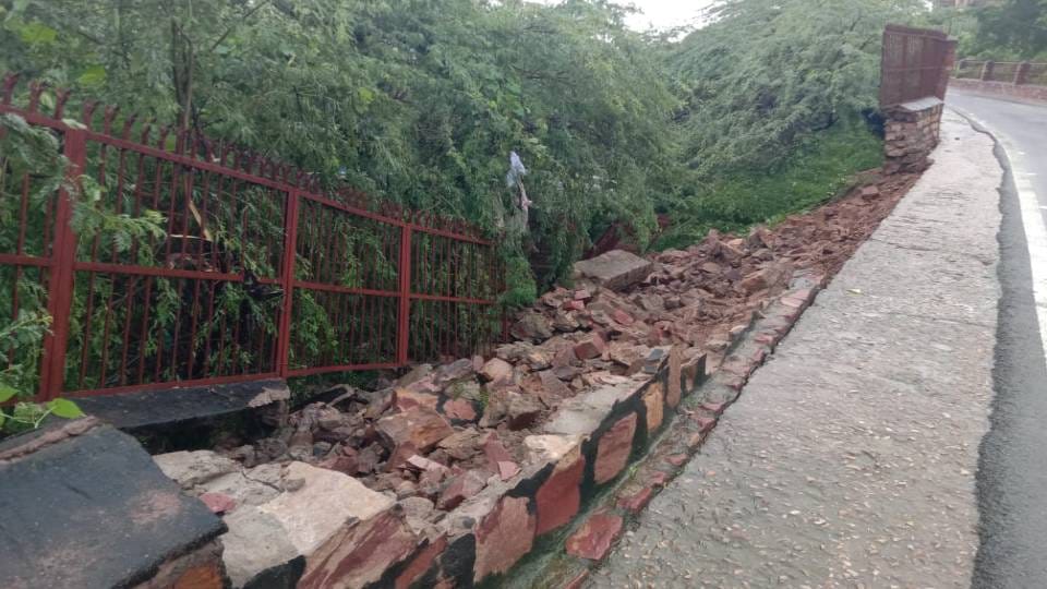 park in front of Taj Mahal was flooded and many monuments including Akbar's tomb were damaged In Agra