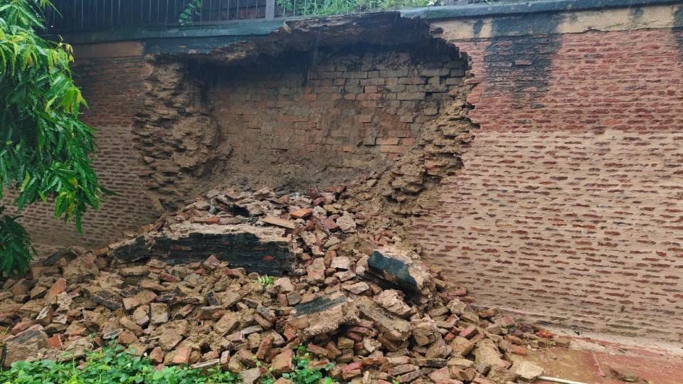 Leakage seen in dome of Taj Mahal dampness in fort condition of monuments also deteriorated in rain