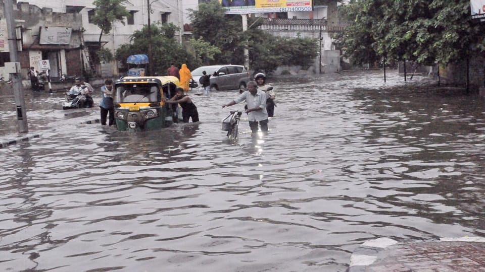 Control room failed amid heavy rain in Agra calls not received people kept wandering