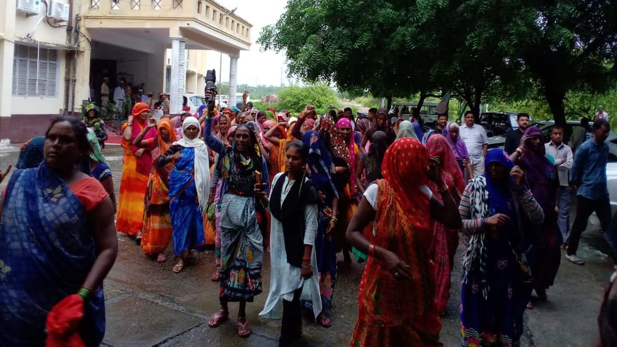 Mahoba: Women clashed with the Excise Officer to remove the liquor shop
