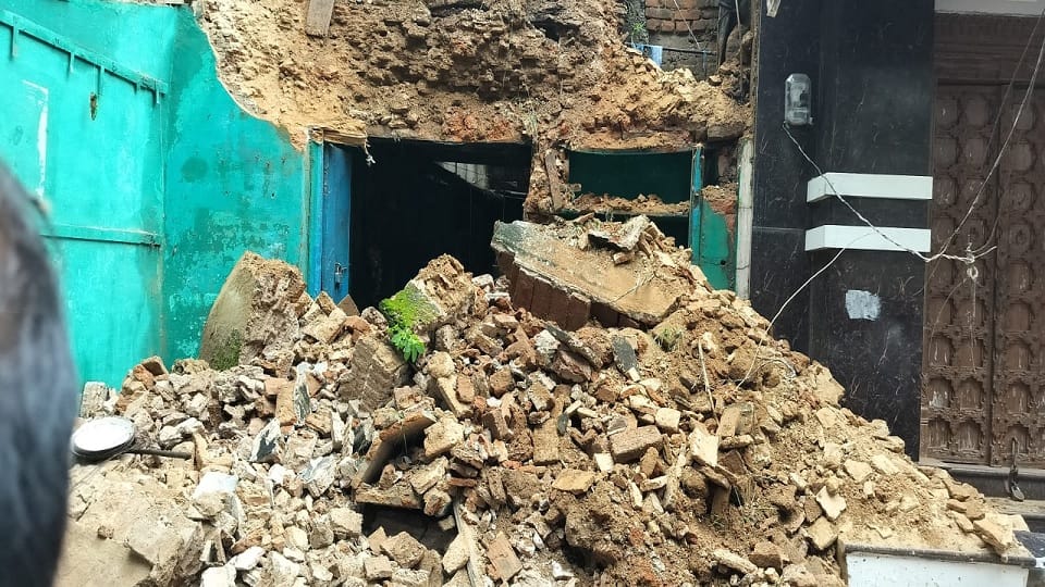 A person died after being buried under the debris of a house in Mauranipur Nagar