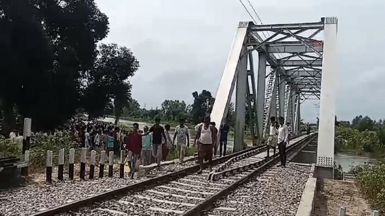husband wife and his son died while making reels on railway track in Lakhimpur kheri