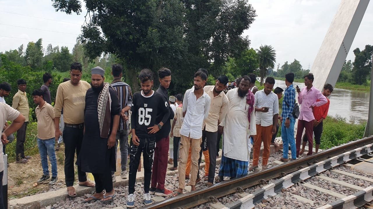 husband wife and his son died while making reels on railway track in Lakhimpur kheri