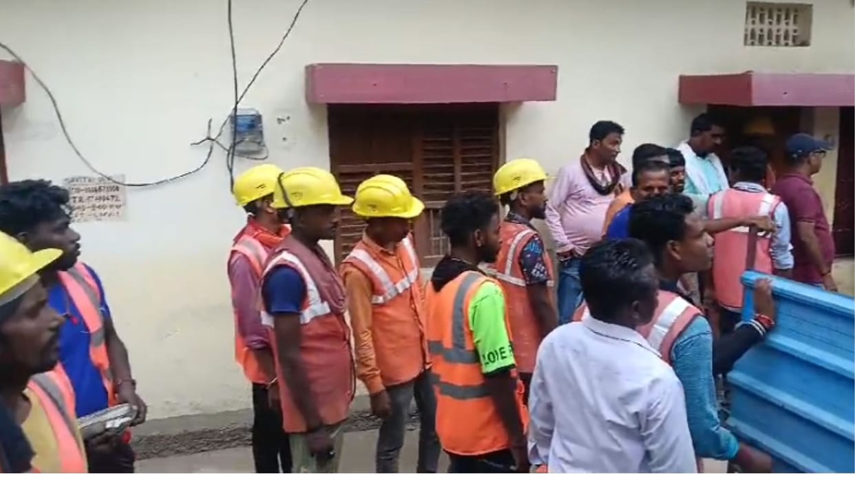 Stones pelted on Nagar Panchayat team to remove encroachment in Sonbhadra