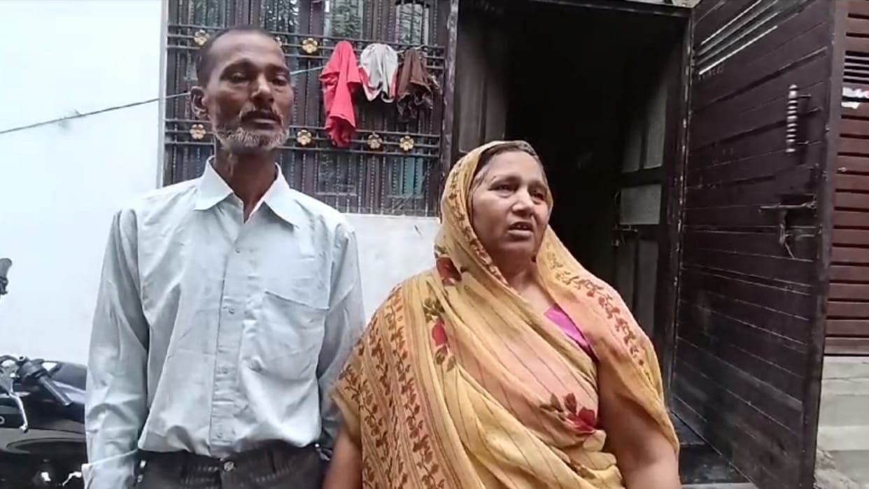 Chain snatching with a woman on Rampath in Ayodhya.