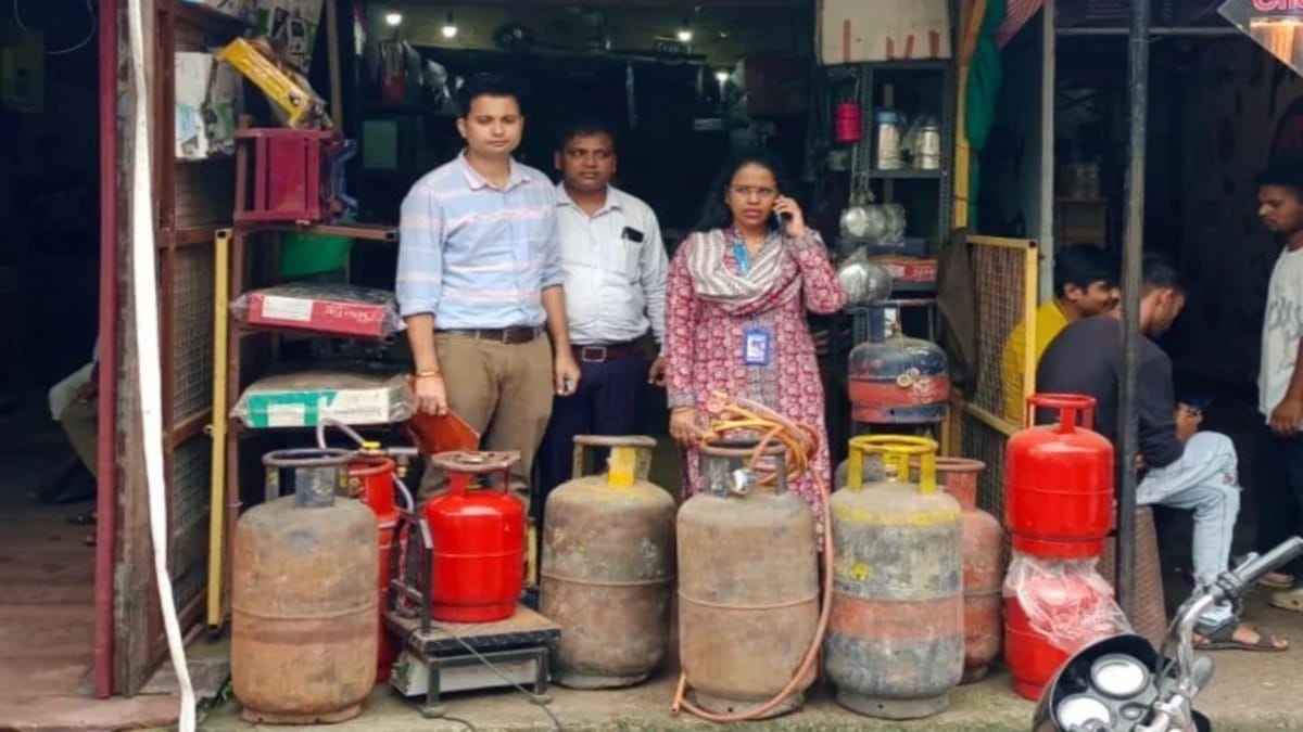 Food department takes action against gas refilling centre in Bhopal, 15 cylinders, electronic weighing scales