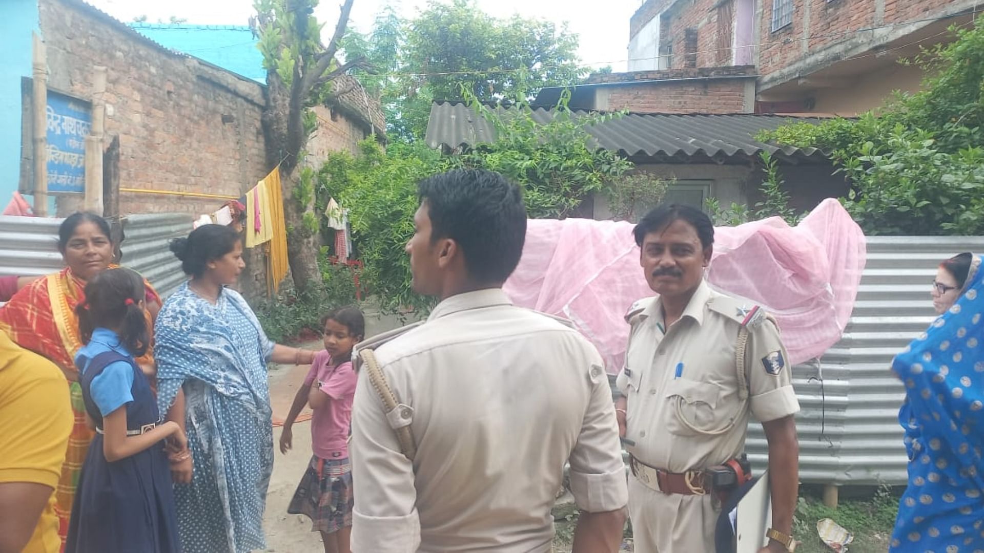 Bihar News : mother and three daughters consumed poison, three died in Motihari Bihar Police suicide case