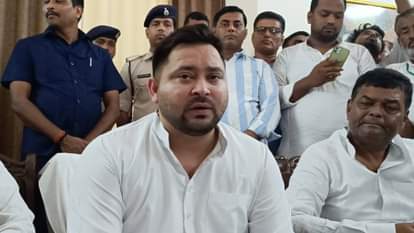 नेता प्रतिपक्ष तेजस्वी यादव और अन्य लोग