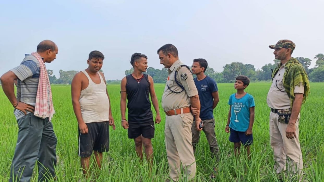 Vaishali Crime Young man shot dead near his house angry people blocked road