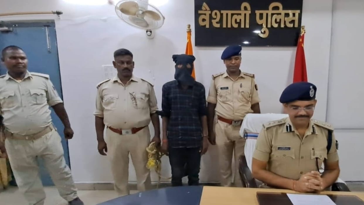 Vaishali News Accused of robbing passersby arrested search for other criminals continues