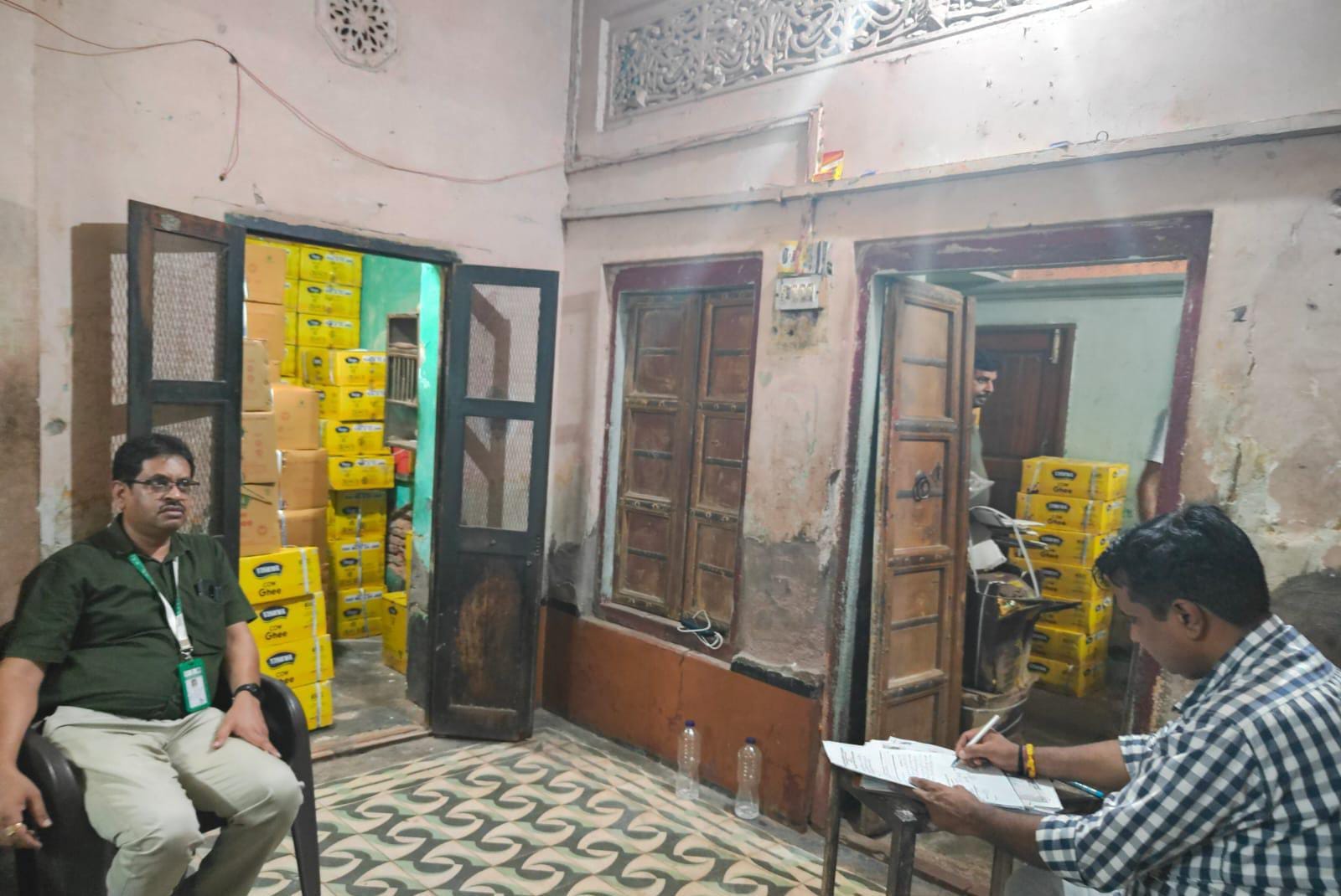 सीज की कार्रवाई करती टीम।