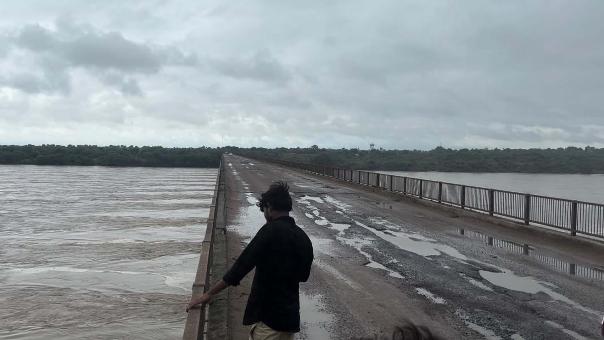 Betwa river crosses danger warning level, panic in coastal areas