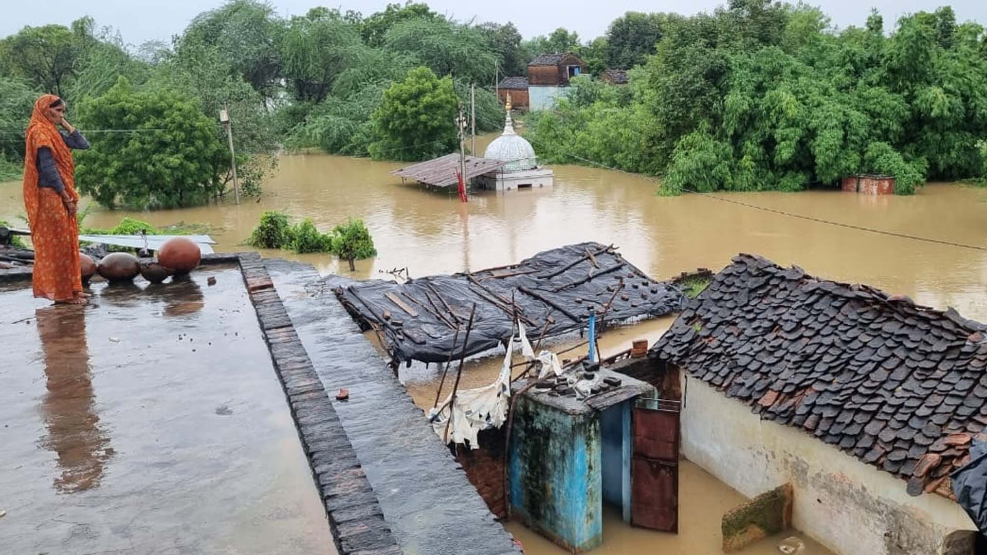 Betwa river crosses danger warning level, panic in coastal areas