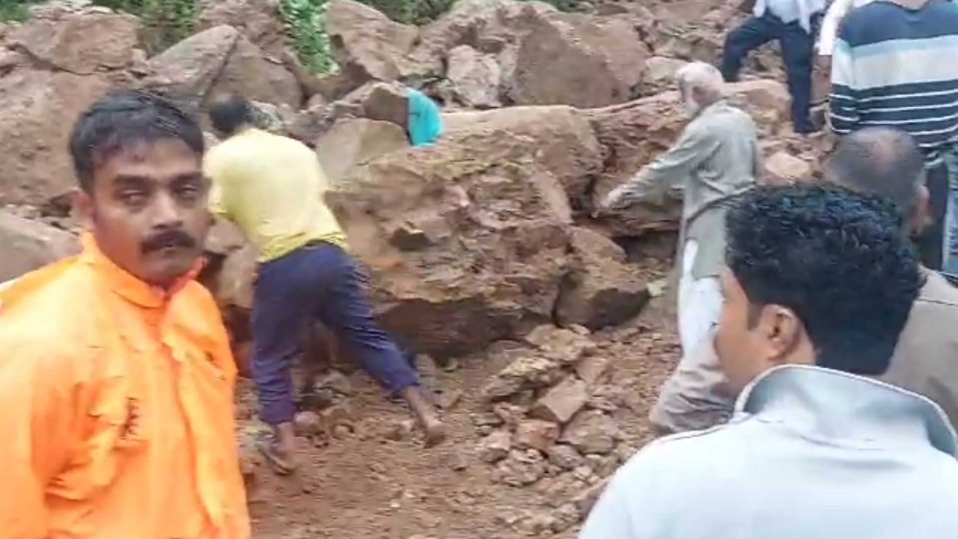 दतिया में रेस्क्यू टीम मलबा हटाते हुए।