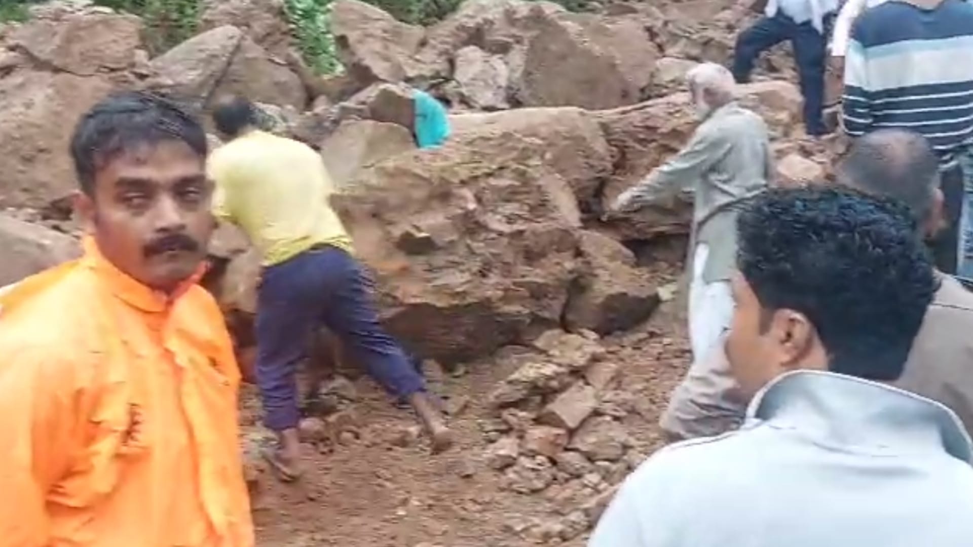 दतिया में रेस्क्यू टीम मलबा हटाते हुए।