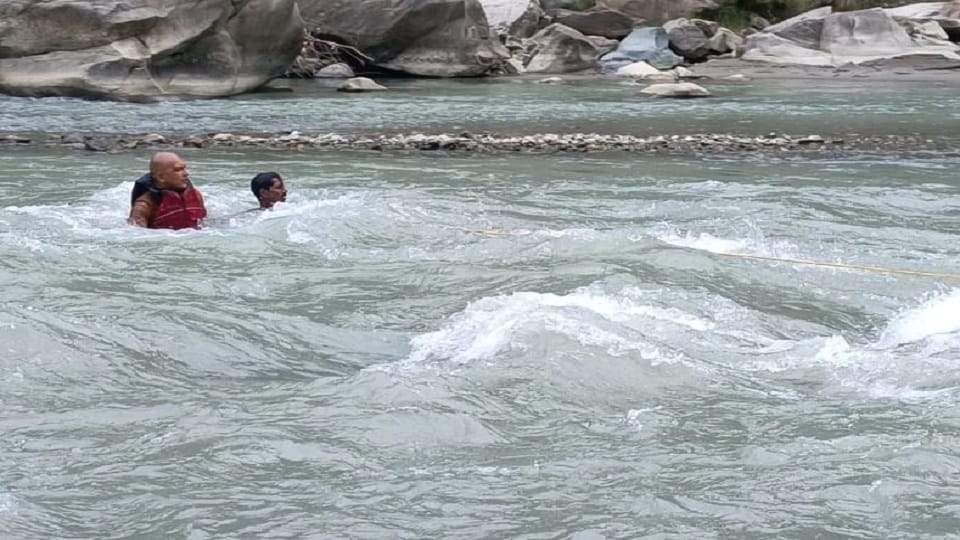 Nainital jal Police safely rescues a man who swept away in Gaula river during Ganpati immersion