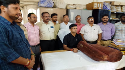The sandalwood caught in Maharajganj was parked in a truck from Delhi for 48 hours in Gorakhpur.
