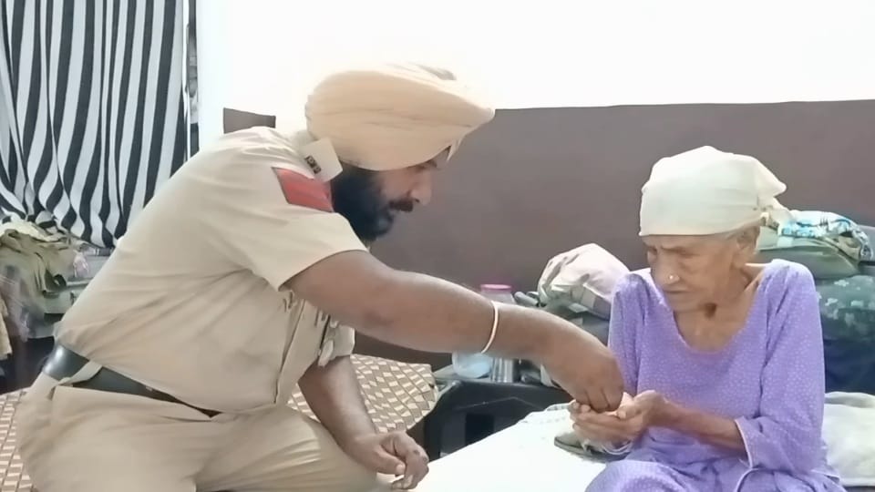 story of Moga police head constable Jasbir singh who serve destitute people