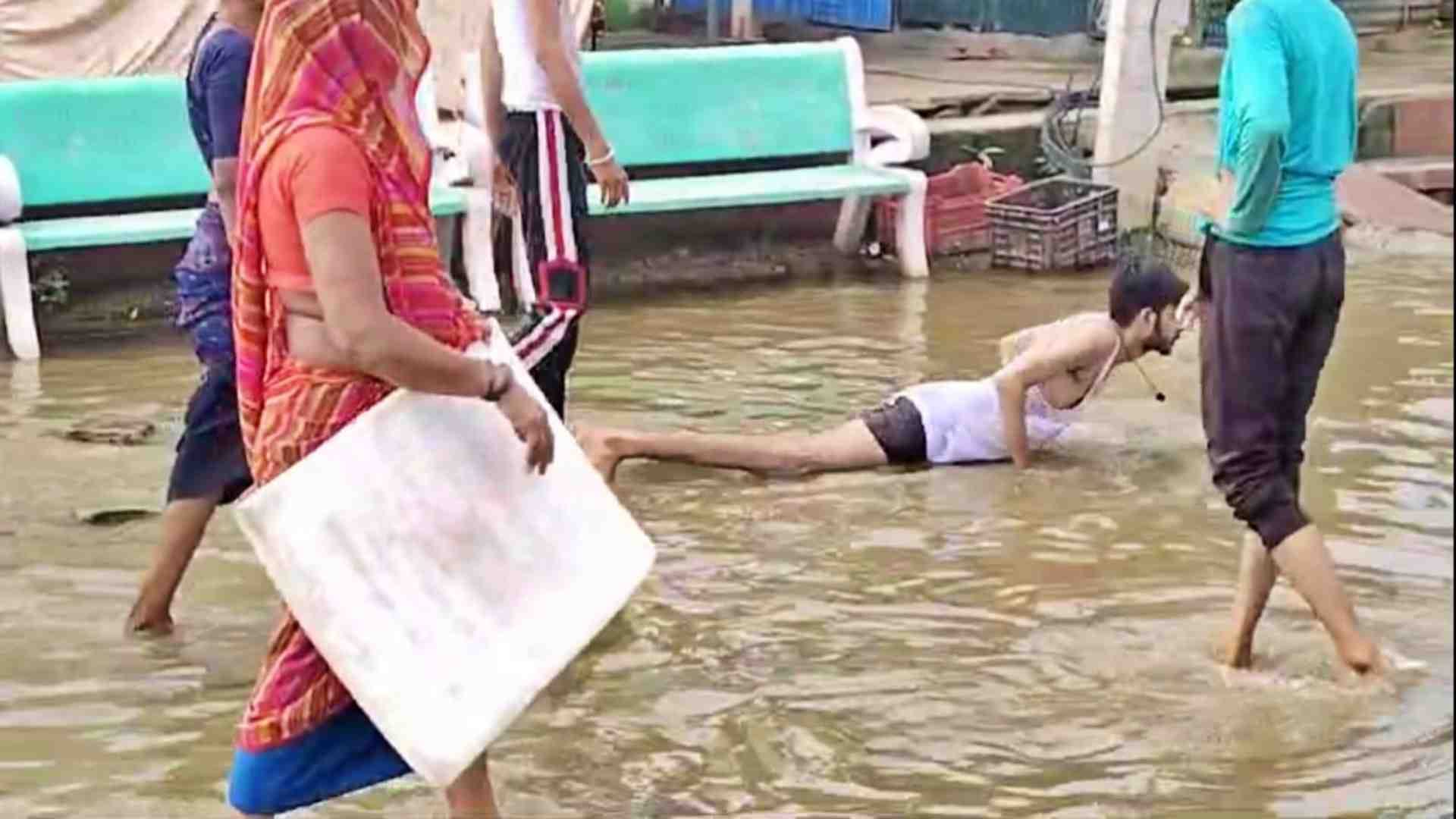 जलभराव में भी दंडवत परिक्रमा करता भक्त।