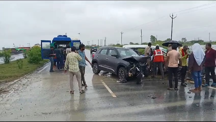 Orai Accident, Two cars collided on the highway, one car went out of control due to a tyre burst, 13 injured