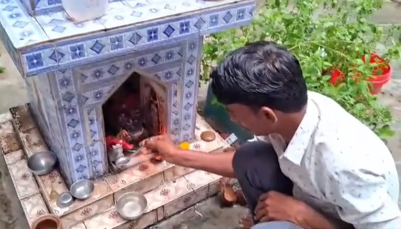 Lord Shivas vehicle Nandi is drinking sherbet, devotees are feeding him with a spoon, Bhajan-Kitran started