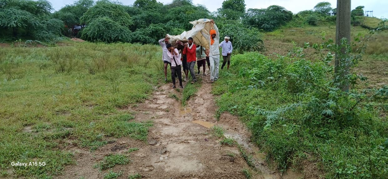 An old man died due to lack of treatment, his family was taking him to the hospital on a cot