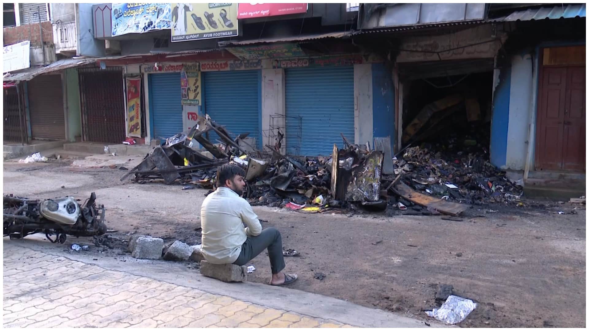 Karnataka: Ruckus in Mandya, arson in shops and clash with police; Curfew imposed