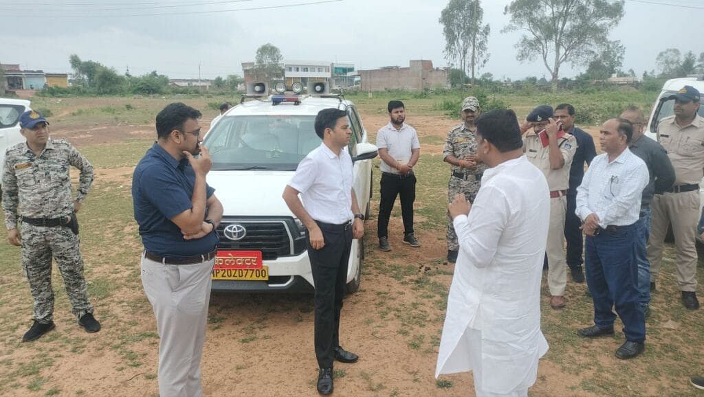 कटनी में कार्यक्रम स्थल का निरीक्षण करते अधिकारी