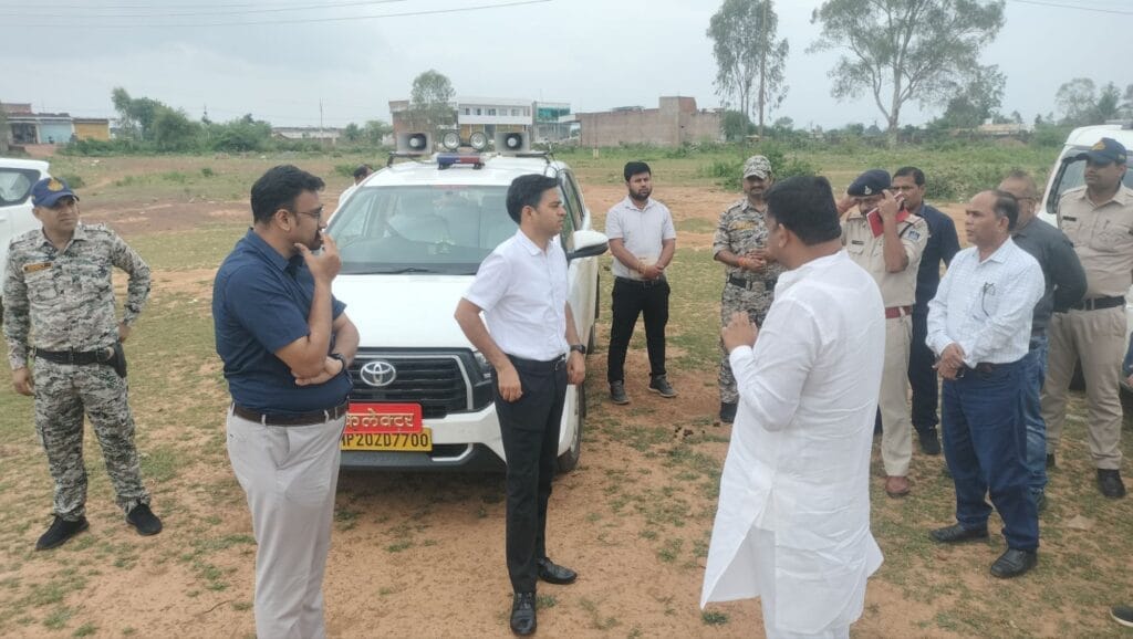 कटनी में कार्यक्रम स्थल का निरीक्षण करते अधिकारी