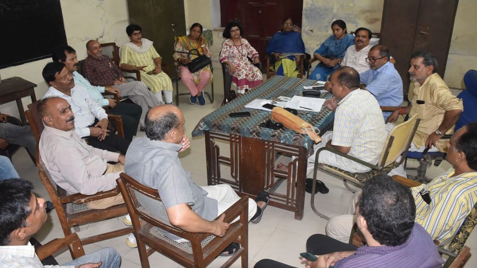 KGK college: Objectionable comment on female teacher, said- fellow teachers keep staring her