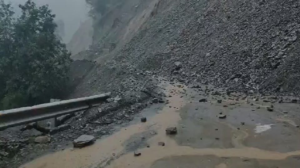 Lohaghat-Pithoragarh NH closed due to debris