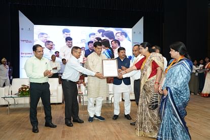 UP: 25 Nagar Nigams and 15 Banks get praise award.