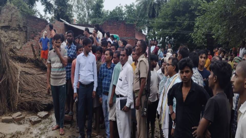 Three people died and many were injured due to continuous rain in Kasganj dozens of houses collapsed