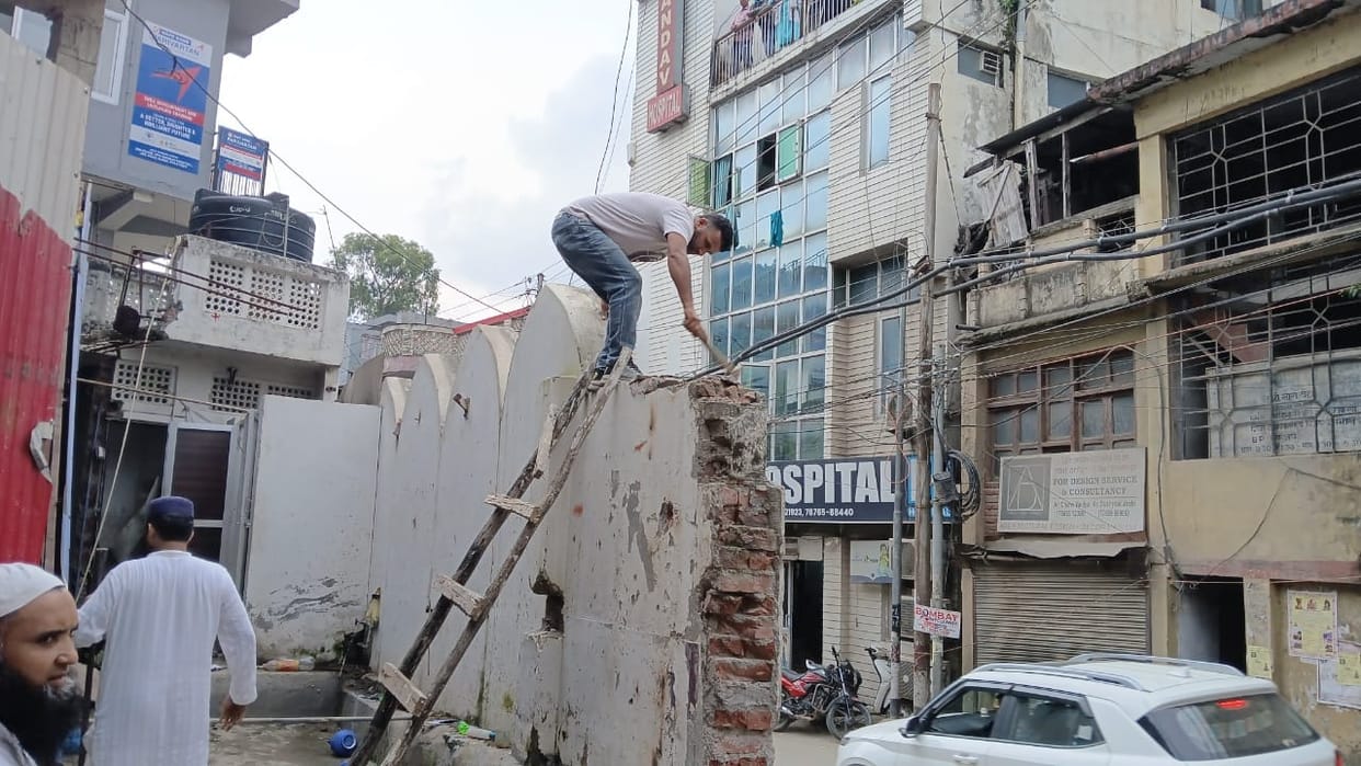 Masjid dispute Mandi: 20 hours before the hearing, the committee is busy removing the illegal construction its